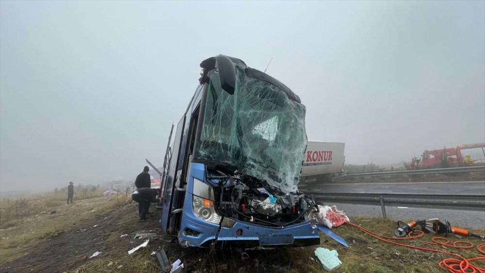 Otobüs ve 2 tırın karıştığı feci kaza! Ölü ve yaralılar var