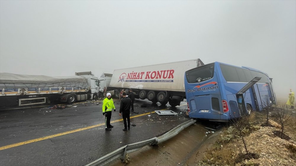 Otobüs ve 2 tırın karıştığı feci kaza! Ölü ve yaralılar var