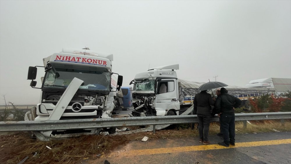 Otobüs ve 2 tırın karıştığı feci kaza! Ölü ve yaralılar var