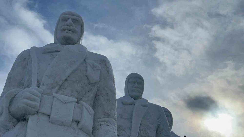 200 kamyon kar ile Sarıkamış’ta şehit heykelleri yapıldı!