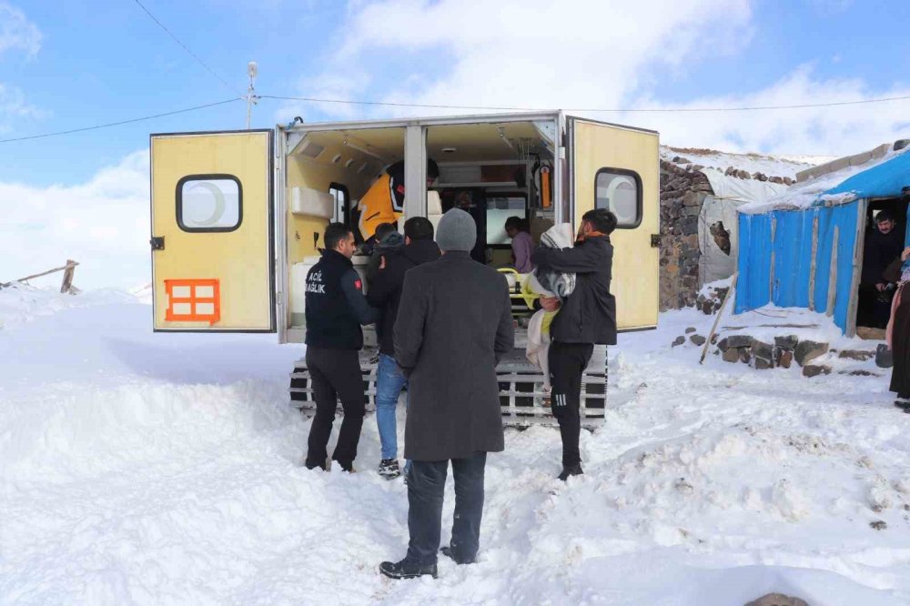 Paletli ambulans Ağrı’da 4 kardeşin yardımına yetişti