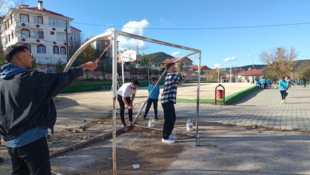 Üniversite öğrencileri köy okulunu boyayarak renklendirdi