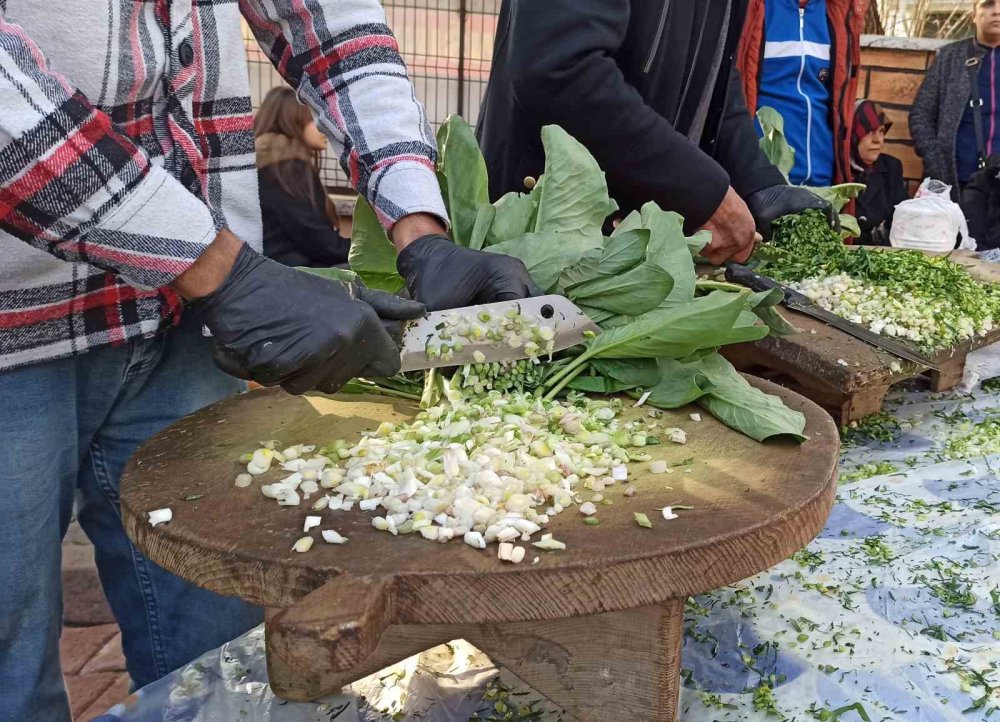 Depremzedenin tirşik çorbasıyla ayakta kalma mücadelesi dikkat çekti!