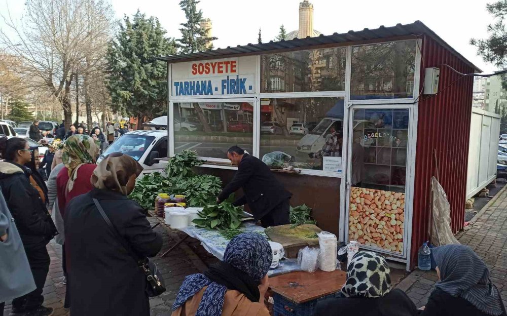 Depremzedenin tirşik çorbasıyla ayakta kalma mücadelesi dikkat çekti!