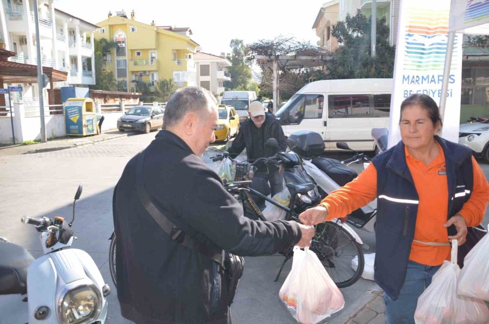 Vatandaşlara  400 kilogram turunç dağıtıldı