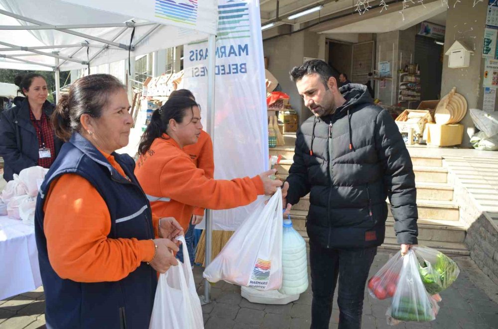 Vatandaşlara  400 kilogram turunç dağıtıldı