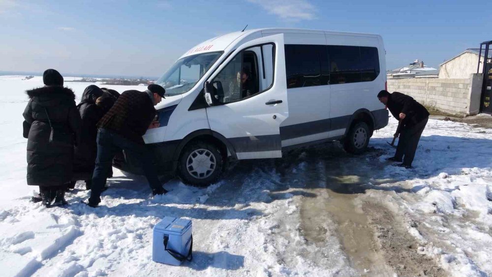 Sağlık çalışanlarının olumsuz hava şartlarında zorlu mücadelesi dikkat çekiyor!