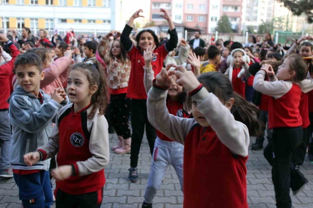 Öğrenciler derslerine oynayarak giriyorlar