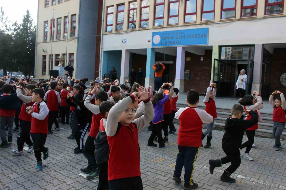 Öğrenciler derslerine oynayarak giriyorlar