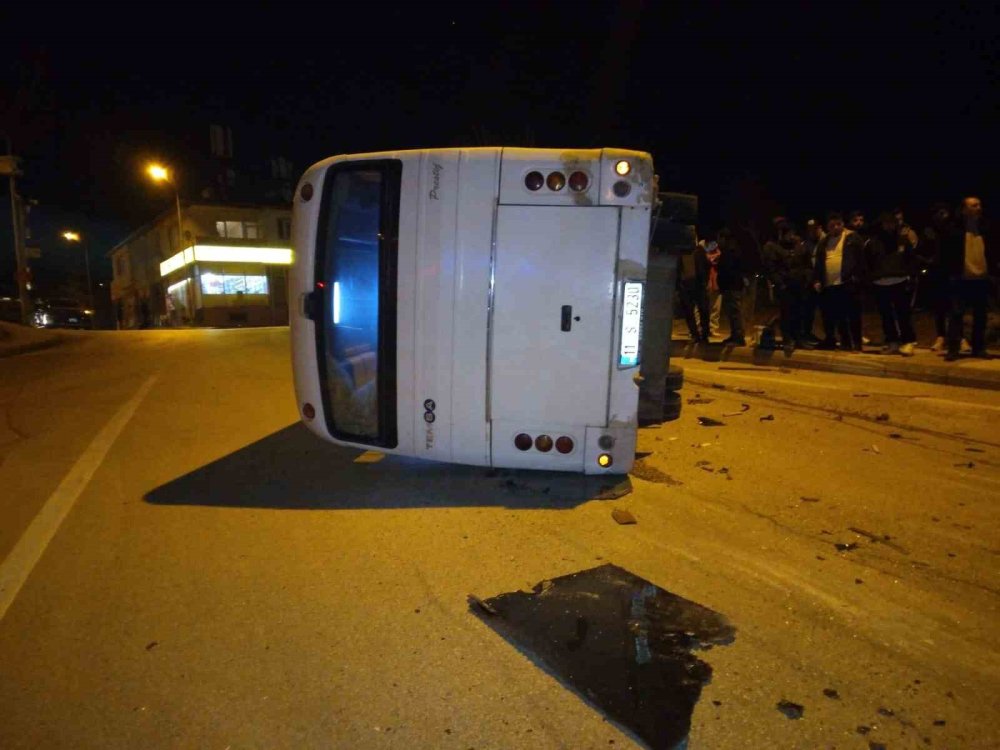 Ambulans ile işçi taşıyan minibüs çarpıştı! Çok sayıda yaralı var