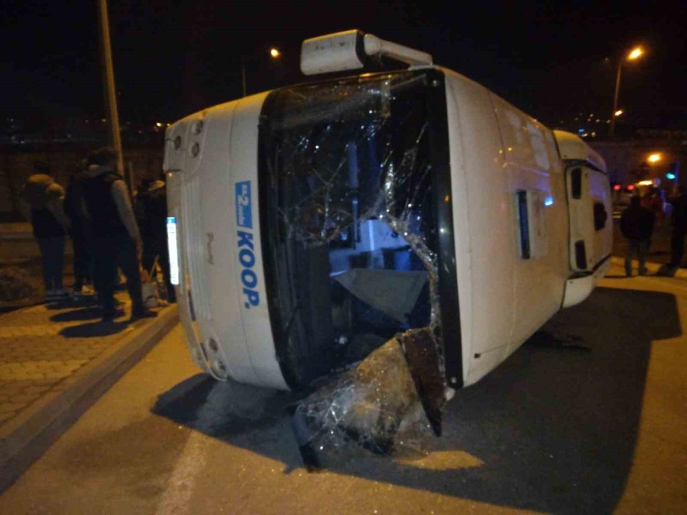 Ambulans ile işçi taşıyan minibüs çarpıştı! Çok sayıda yaralı var