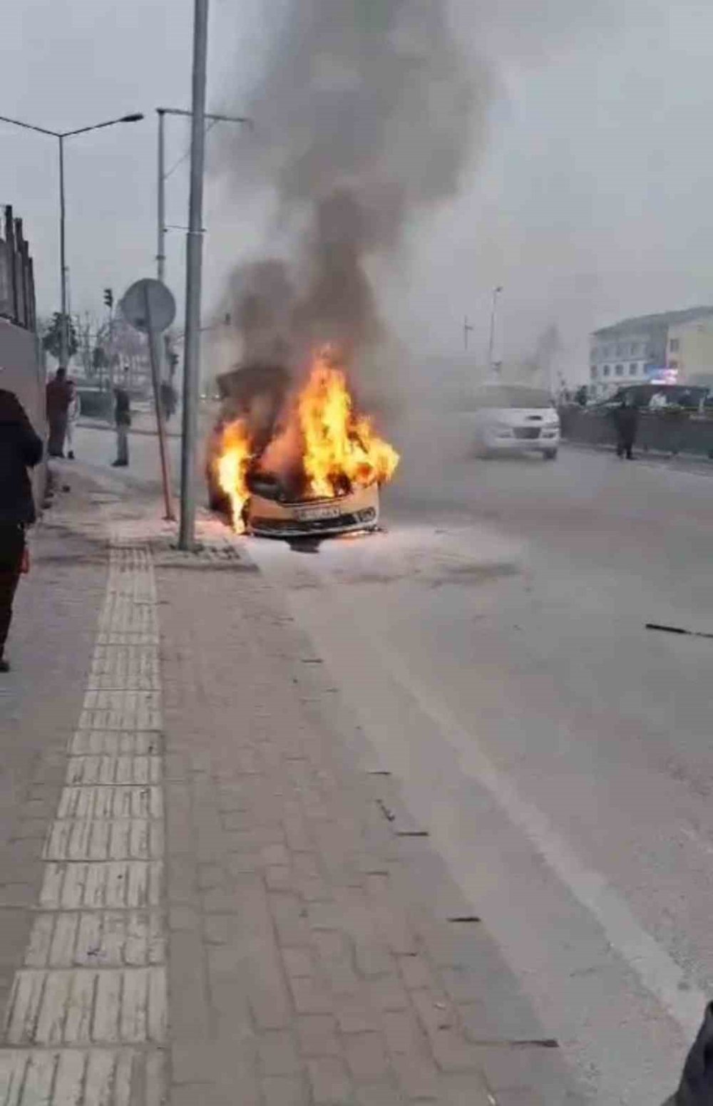 Bursa’da feci olay! Ticari taksi alevlere teslim oldu