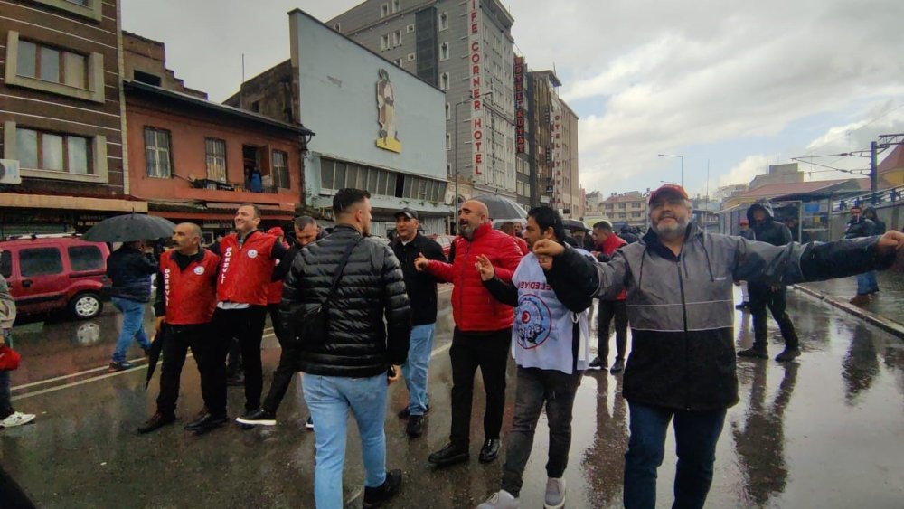 İzmir’de belediye işçisi sokağa indi