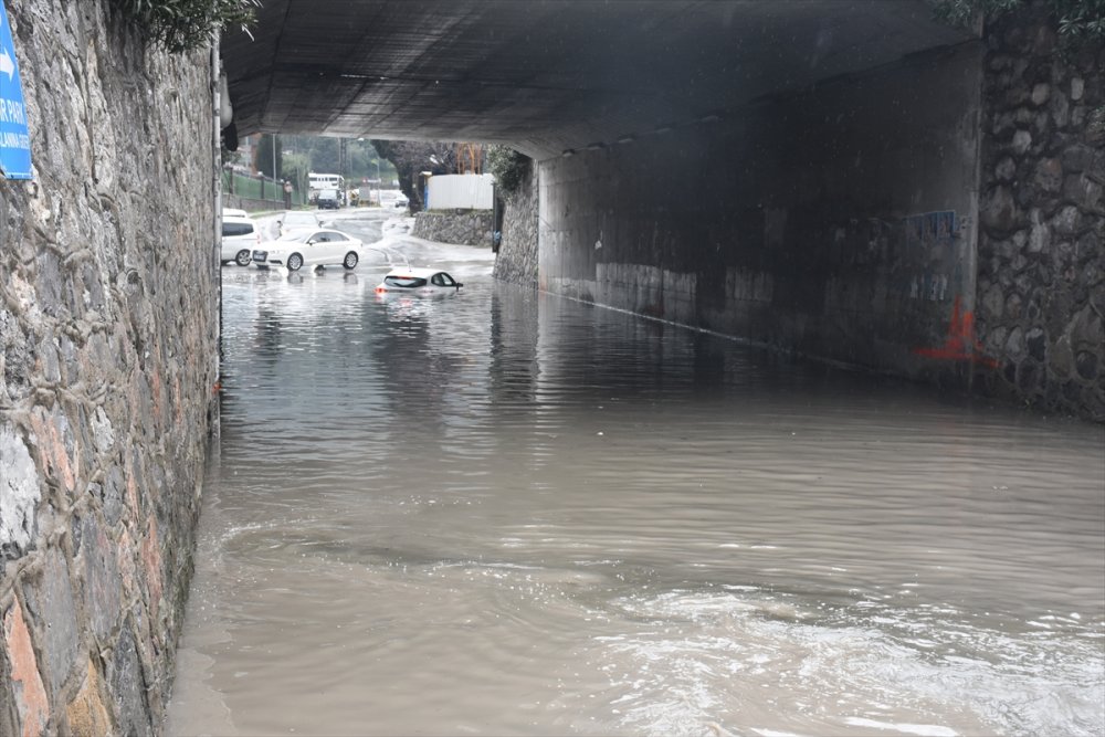 İzmir'de sağanak hayatı olumsuz etkiledi