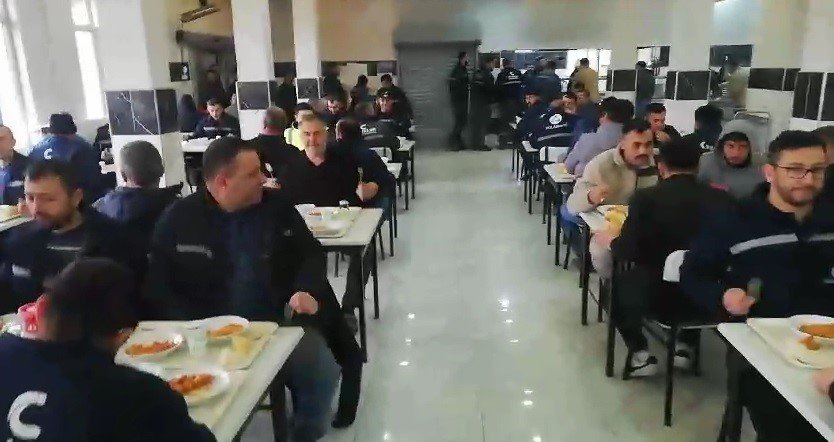 Kütahya'da işçileri öğle yemeğinde eylem yaptı