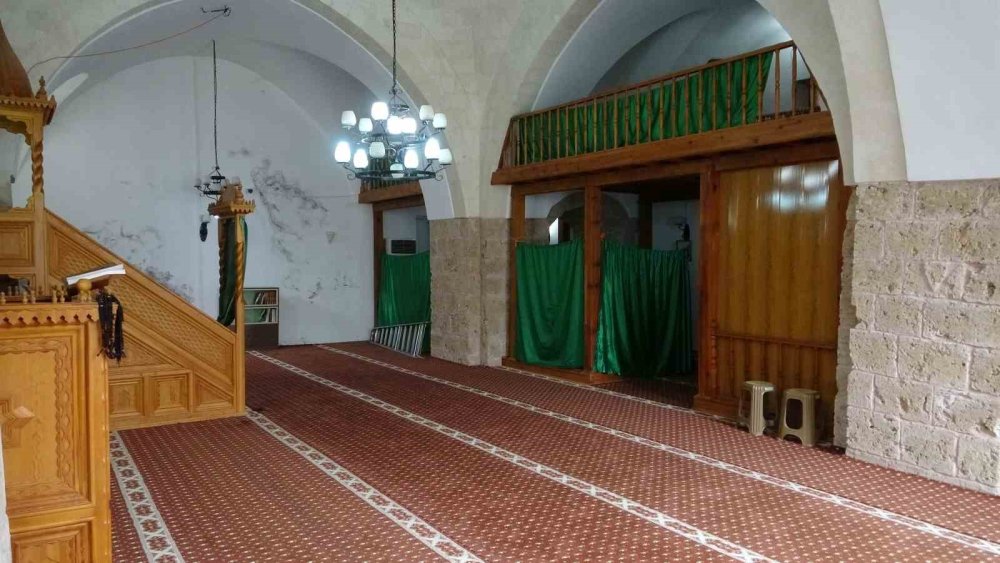 Görenleri şaşırtan 800 yıllık tarihi cami! Tam bir kimlik değeri