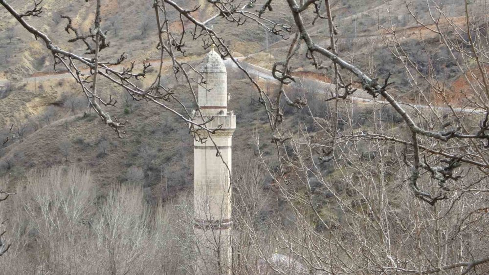 Görenleri şaşırtan 800 yıllık tarihi cami! Tam bir kimlik değeri