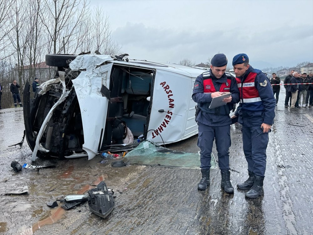 Bartın'da işçi servisleri çarpıştı! Ölü ve yaralılar var