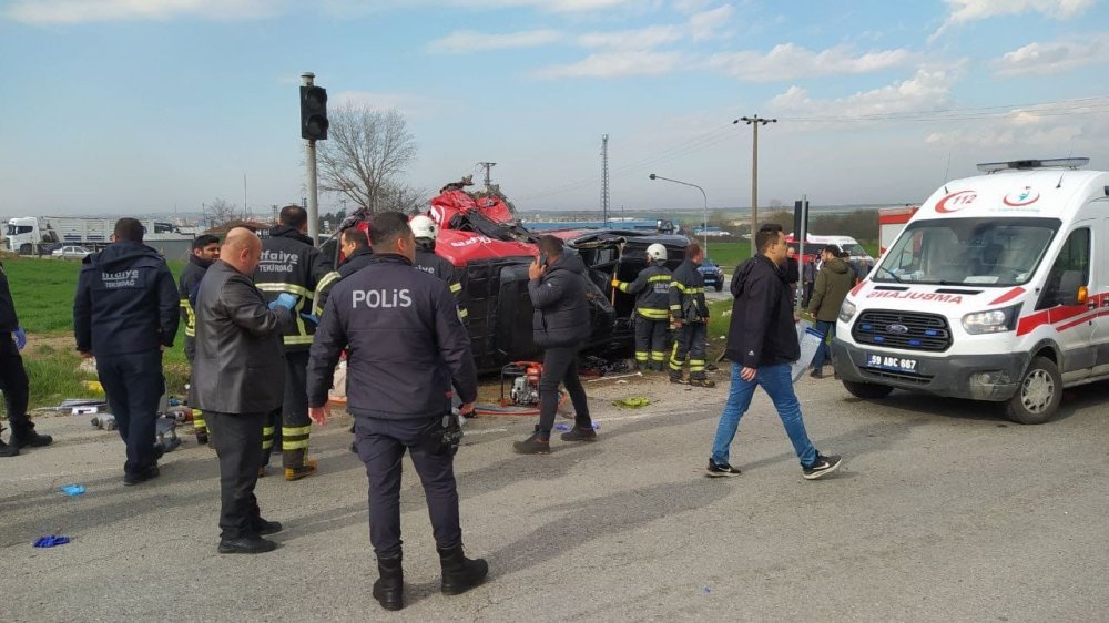 Korkunç kaza! Tır, yolcu minibüsüne çarptı! Çok sayıda ölü ve yaralı var