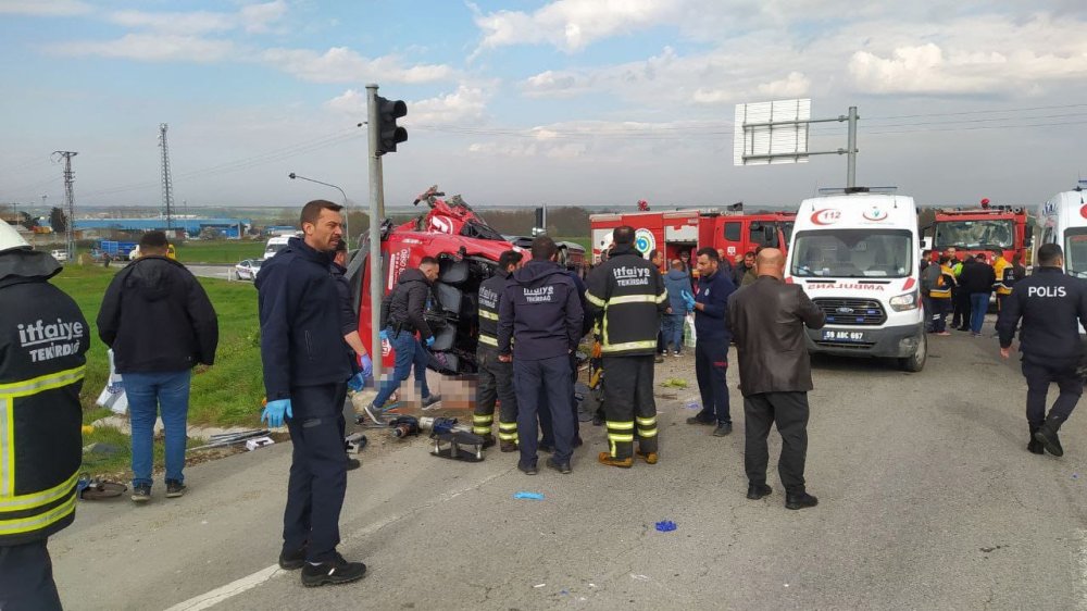 Korkunç kaza! Tır, yolcu minibüsüne çarptı! Çok sayıda ölü ve yaralı var