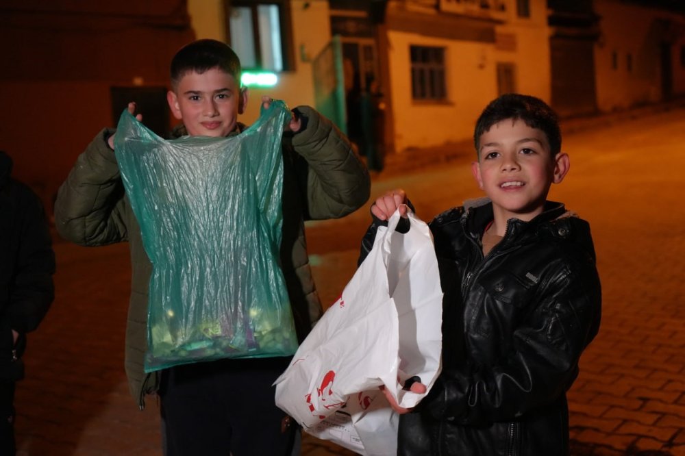 Çocuklar ellerinde poşetlerle kapı kapı gezdi! Her Ramazan yapılıyor