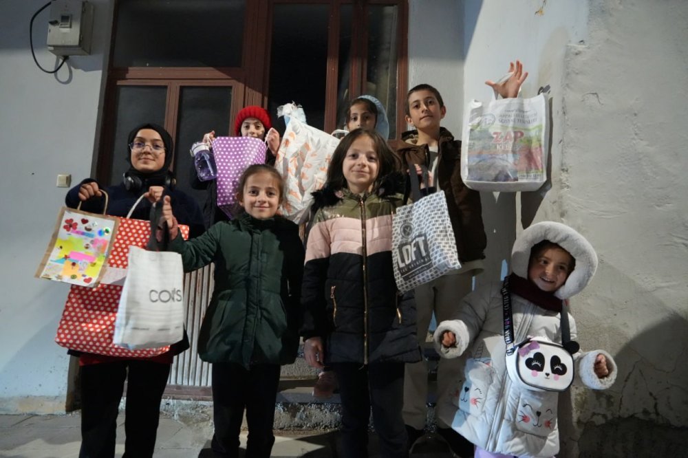 Çocuklar ellerinde poşetlerle kapı kapı gezdi! Her Ramazan yapılıyor