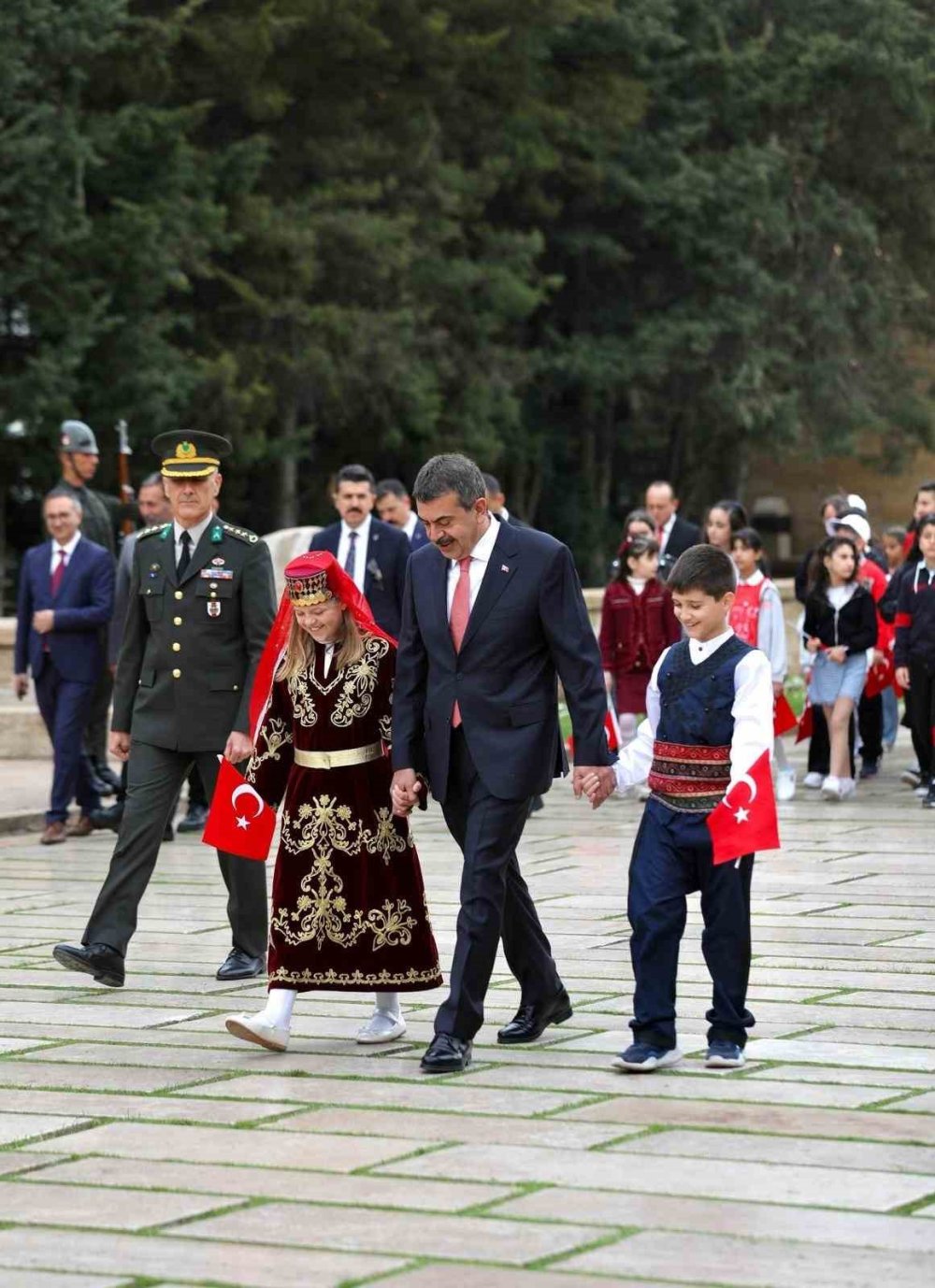 Milli Eğitim Bakanı Tekin, çocuklarla Anıtkabir’de