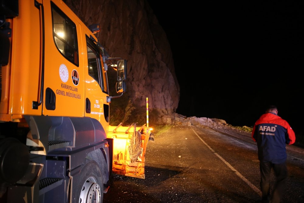 Dağdan kaya parçaları düştü! Yol kapandı