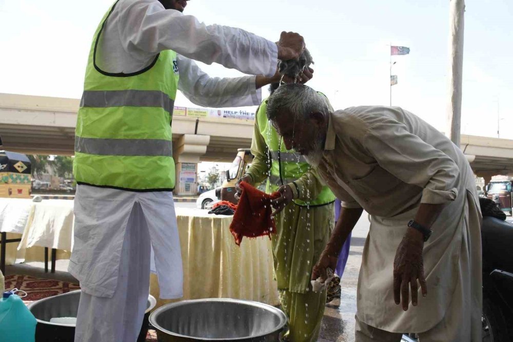 Pakistan’da termometreler 50 dereceyi gösterdi