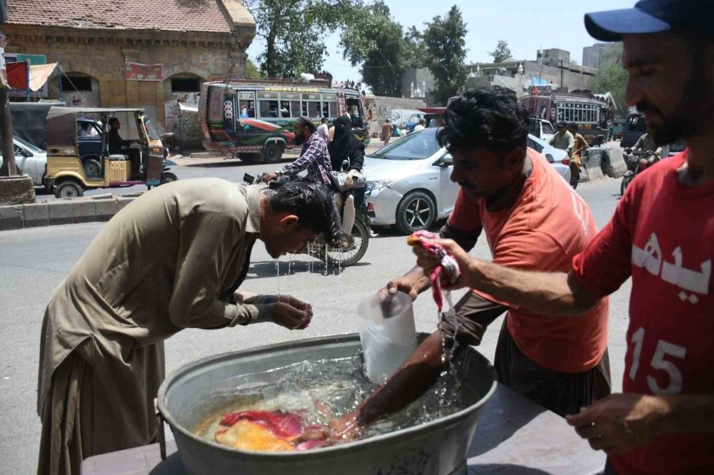 Pakistan’da termometreler 50 dereceyi gösterdi