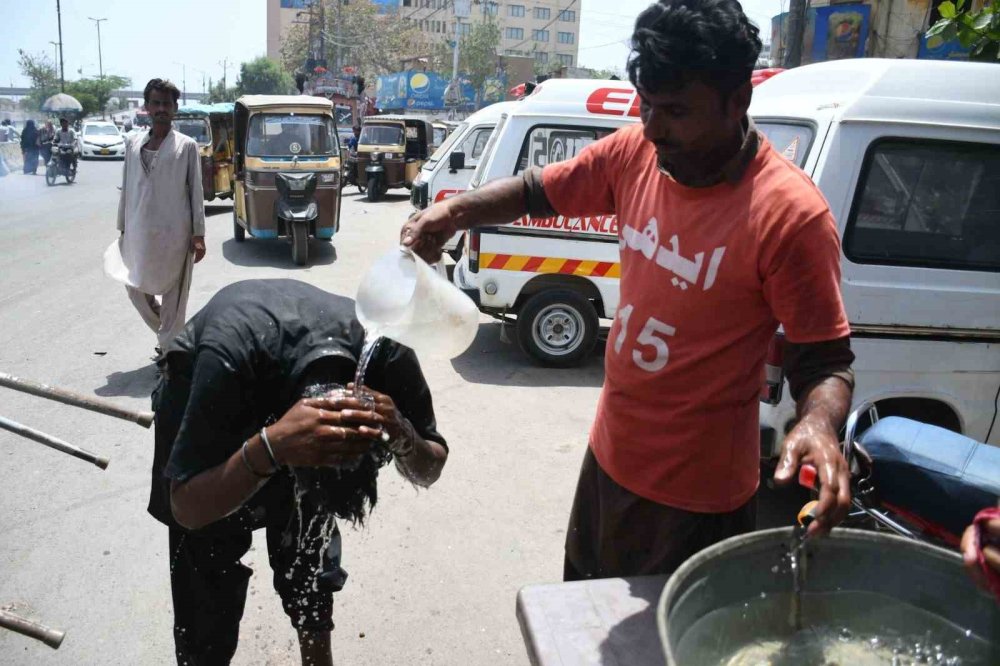 Pakistan’da termometreler 50 dereceyi gösterdi