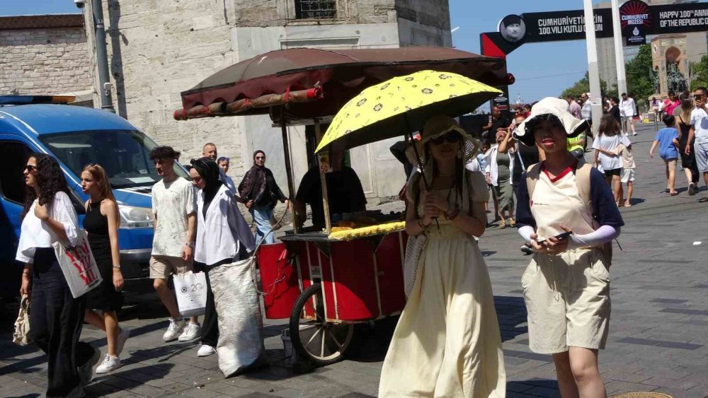 Taksim’de vatandaşların sıcak ile imtihanı