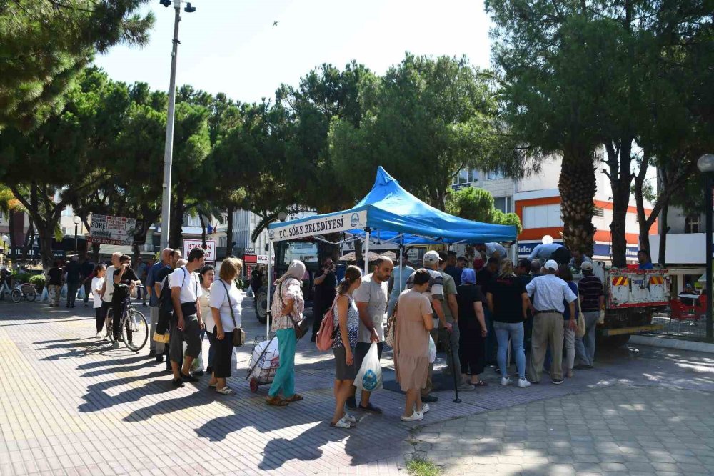 Belediye vatandaşa karpuz dağıttı