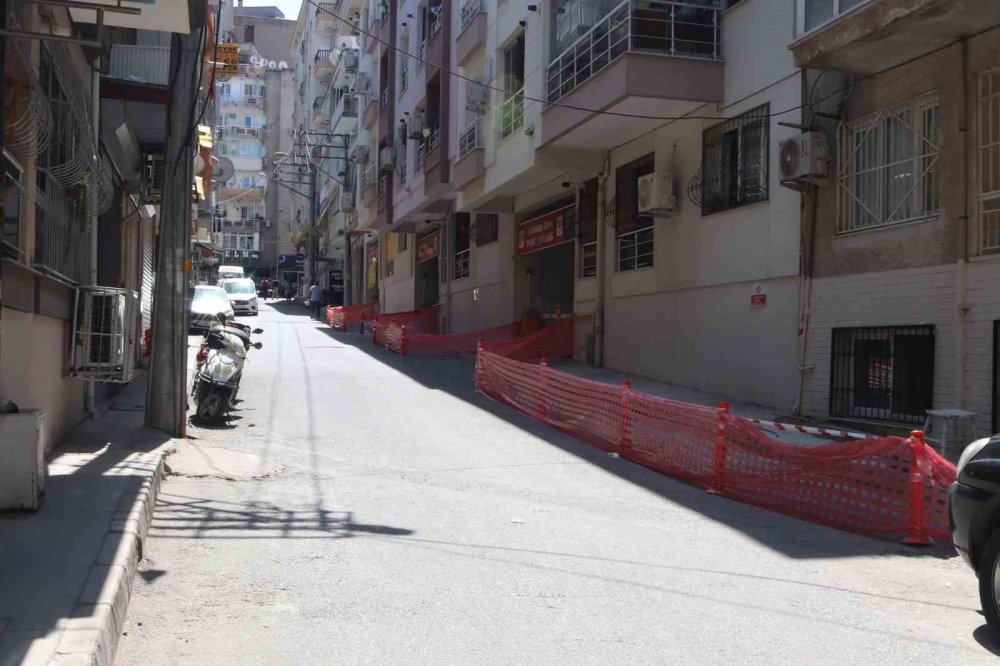 İzmir’de bir mahalle diken üstünde: Dairelerde derin çatlaklar oluştu