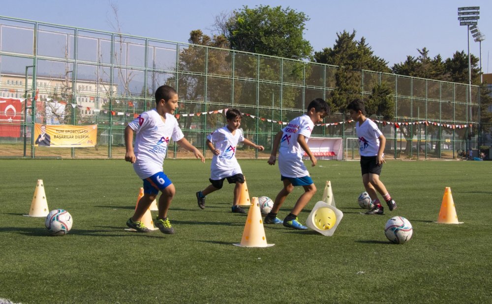 Futbol kursları yaz döneminde çocukların gözdesi oldu